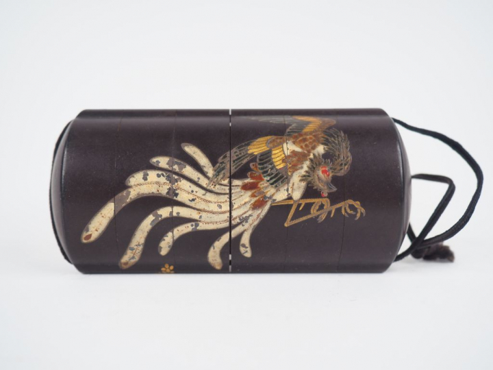 Japon, période Meiji, Inro à quatre cases décor laque or et beige fond