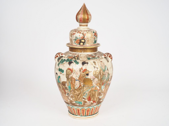 Japon, vers 1880,  Potiche balustre couverte en Satsuma finement décor