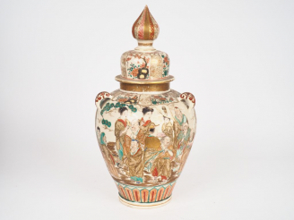 Vente aux enchères Japon, vers 1880,  Potiche balustre couverte en Satsuma finement décor