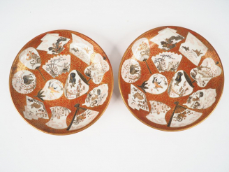 Vente aux enchères Paire d'assiettes en porcelaine du japon à décor de médaillons et de s