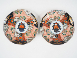 Vente aux enchères Paire d'assiettes en porcelaine polylobée en porcelaine d'Imari.  Japo