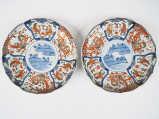 Vente aux enchères Paire d'assiettes en porcelaine d'imari décor de scène paysagée, d'ois