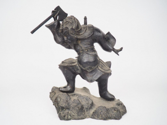 Vente aux enchères Japon, XIXe siècle,  Statue en bronze à patine brune représentant un g