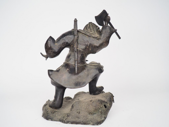 Japon, XIXe siècle,  Statue en bronze à patine brune représentant un g
