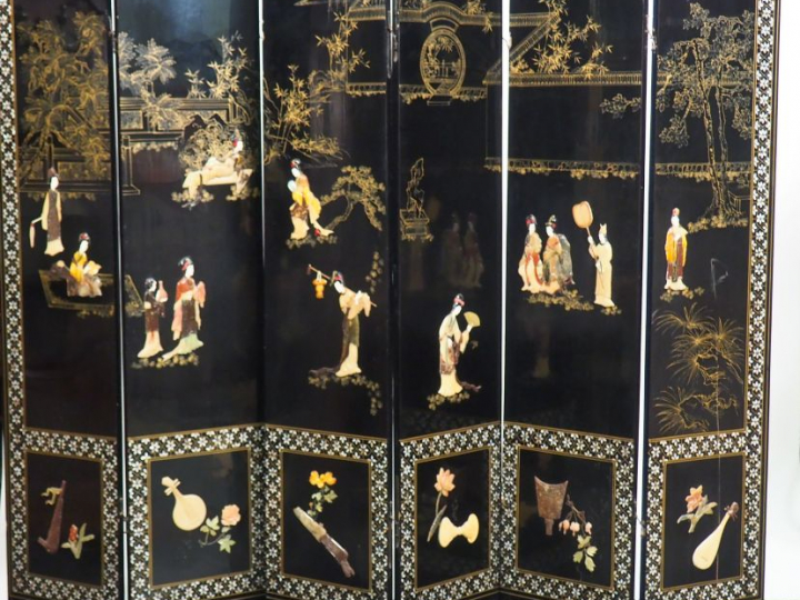 Paravent vers 1960 en laque et stéatite, à décor de personnages , à si