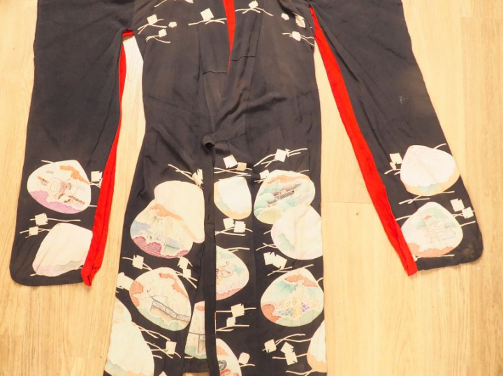 Kimono japonais à décor de paysages sur fond noir. (soie fanée)