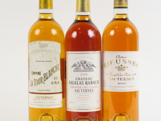 Vente aux enchères 3 BOUTEILLES 1er CC SAUTERNES : 1 CHÂTEAU LA TOUR BLANCHE 2002 - 1 CHÂ