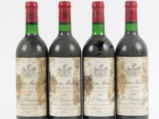 Vente aux enchères 4 BOUTEILLES CHÂTEAU MONTROSE GCC ST ESTEPEHE - 1981 - BG/ET