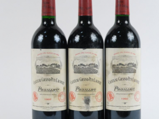 Vente aux enchères 3 BOUTEILLES CHÂTEAU GRAND PUY LACOSTE GCC PAUILLAC - 1992 - 1 PRÉSUMÉ