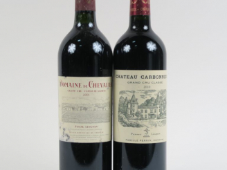 Vente aux enchères 2 BOUTEILLES CC GRAVES : 1 CHÂTEAU CARBONNIEUX 2010 - 1 DOMAINE DE CHE