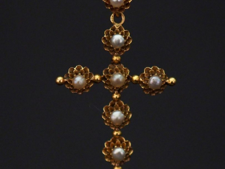Vente aux enchères Pendentif Napoléon III en forme de croix en or jaune, serti de sept pe