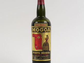 Vente aux enchères 1 VIEILLE BOUTEILLE PORTO MOGOA 'RESERVA VELHA'