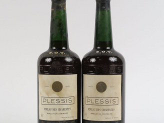 Vente aux enchères 2 VIEILLES BOUTEILLES PINEAU DES CHARENTES PLESSIS 18°
