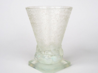 Vente aux enchères SABINO à Paris. Vase en verre opalescent et translucide à décor de moi
