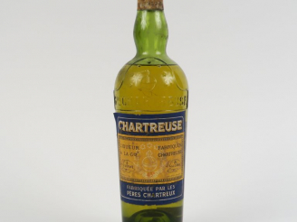 Vente aux enchères 1 BOUTEILLE CHARTREUSE JAUNE PÉRIODE 1956/1964 - CAPS LÉGER ABIMÉE