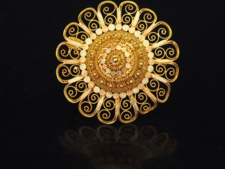 Vente aux enchères Broche/pendentif en forme de rosace deux tons d'or, à décor ajouré et 