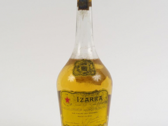 Vente aux enchères 1 VIEILLE BOUTEILLE LIQUEUR IZARRA JAUNE