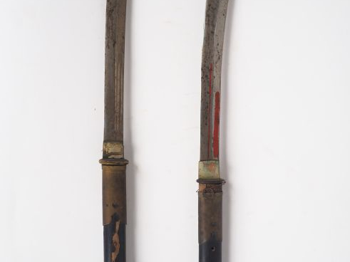 Japon, période Edo,  Deux naginata avec long manche en bois laqué soul