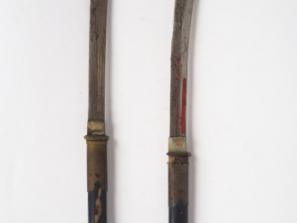 Vente aux enchères Japon, période Edo,  Deux naginata avec long manche en bois laqué soul