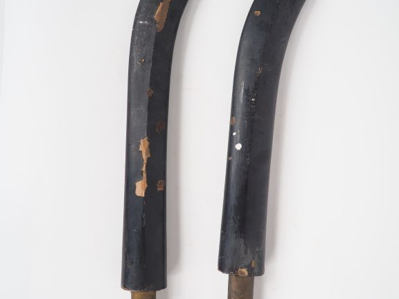 Japon, période Edo,  Deux naginata avec long manche en bois laqué soul