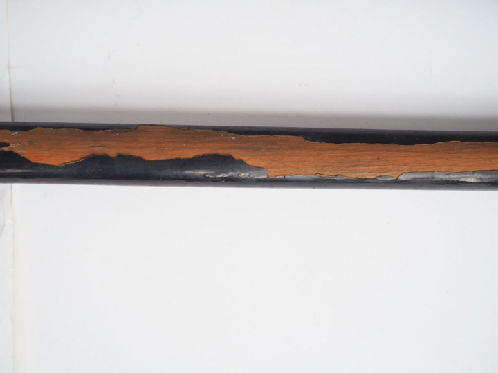 Japon, période Edo,  Deux naginata avec long manche en bois laqué soul