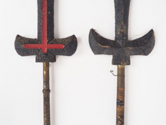 Vente aux enchères Japon, période Edo,  Deux lances de types jumonji-yari, les longs manc