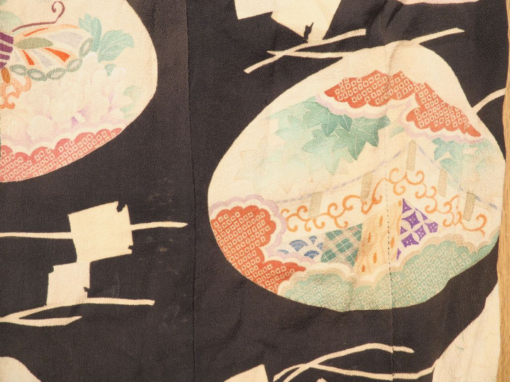 Kimono japonais à décor de paysages sur fond noir. (soie fanée)