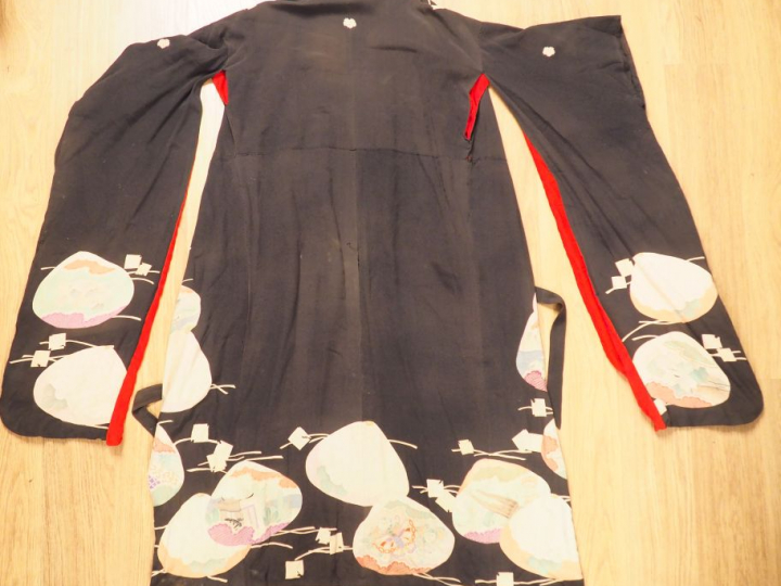 Kimono japonais à décor de paysages sur fond noir. (soie fanée)