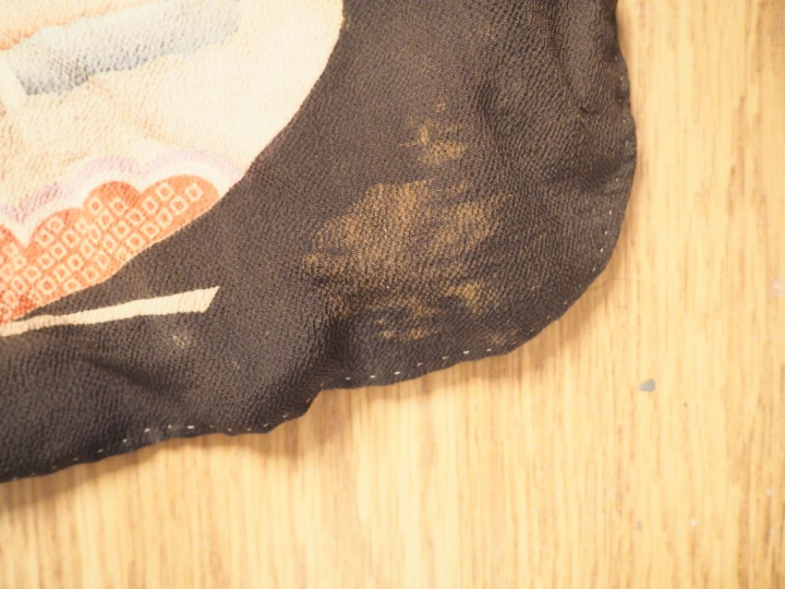 Kimono japonais à décor de paysages sur fond noir. (soie fanée)