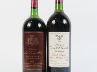Vente aux enchères 2 MAGNUMS 1982 : 1 CHÂTEAU LES GRAVILLES HAUT MEDOC HEP - 1 CHÂTEAU CO