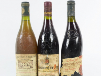 Vente aux enchères 3 BOUTEILLES CHATEAUNEUF DU PAPE : 1 CHÂTEAU LA NERTHE BLANC 1987 - 1 