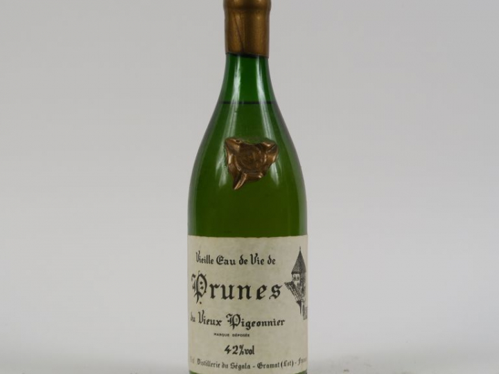 1 BOUTEILLE VIEILLE EAU DE VIE DE PRUNES DU VIEUX PIGEONNIER DISTILLER