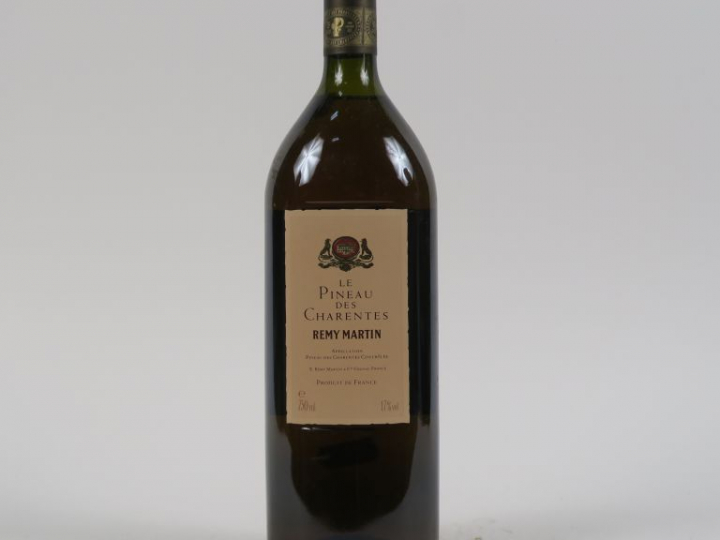 1 BOUTEILLE PINEAU DES CHARENTES REMY MARTIN