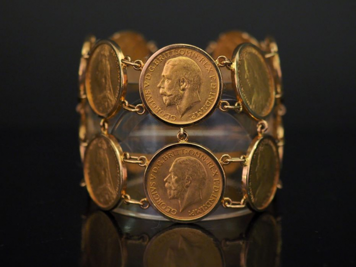 Bracelet manchette en or jaune, serti de deux lignes de sept Souverain