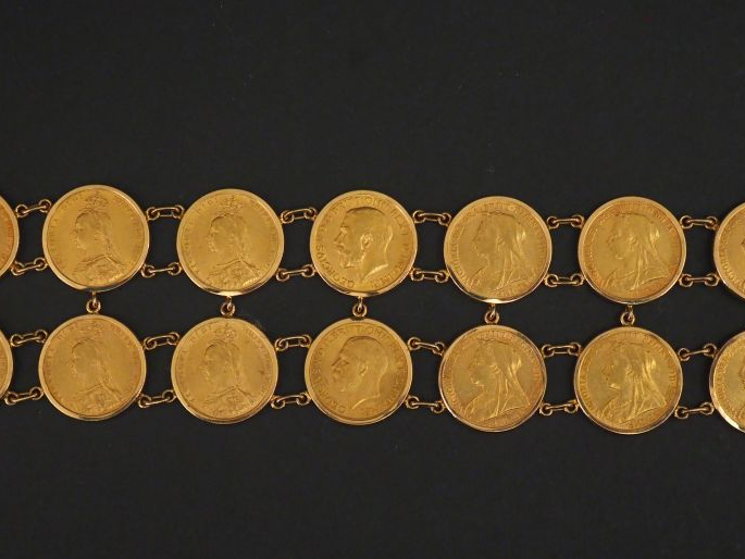 Bracelet manchette en or jaune, serti de deux lignes de sept Souverain