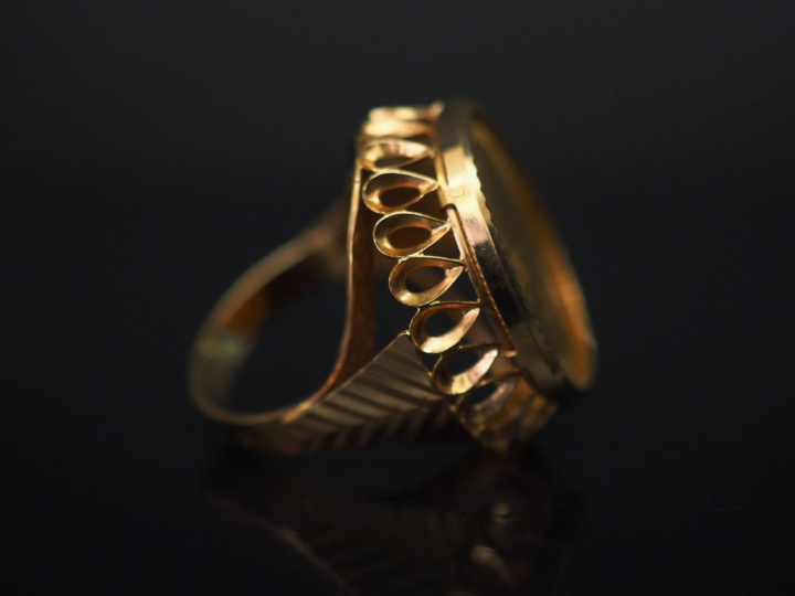 Bague dôme en or jaune, sertie en son centre d'un Souverain or.  Jolie