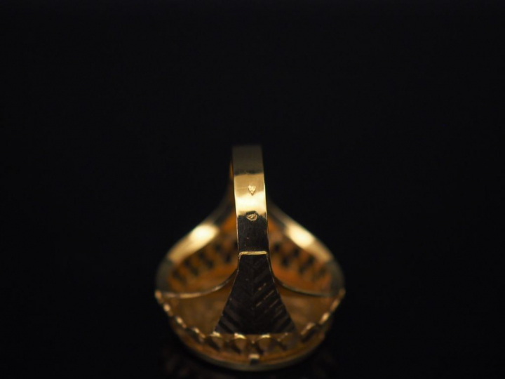 Bague dôme en or jaune, sertie en son centre d'un Souverain or.  Jolie