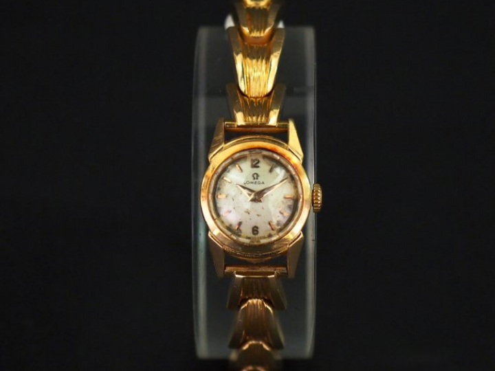 OMEGA Montre bracelet de dame, boitier et bracelet en or jaune.  Cadra