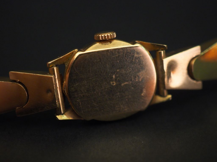 OMEGA Montre bracelet de dame, boitier et bracelet en or jaune.  Cadra