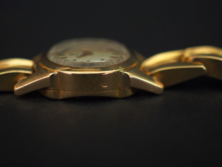 OMEGA Montre bracelet de dame, boitier et bracelet en or jaune.  Cadra