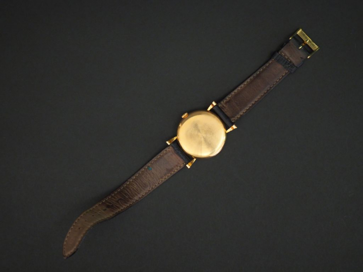 OMEGA Montre bracelet d'homme, boitier en or jaune. Cadran rond à inde