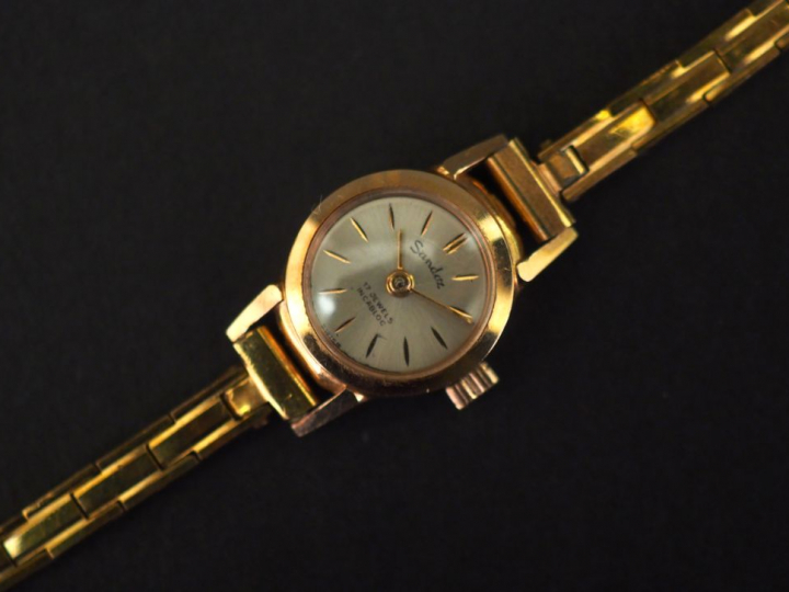 SANDOZ Montre bracelet de dame, boitier en or jaune.  Cadran rond, à i
