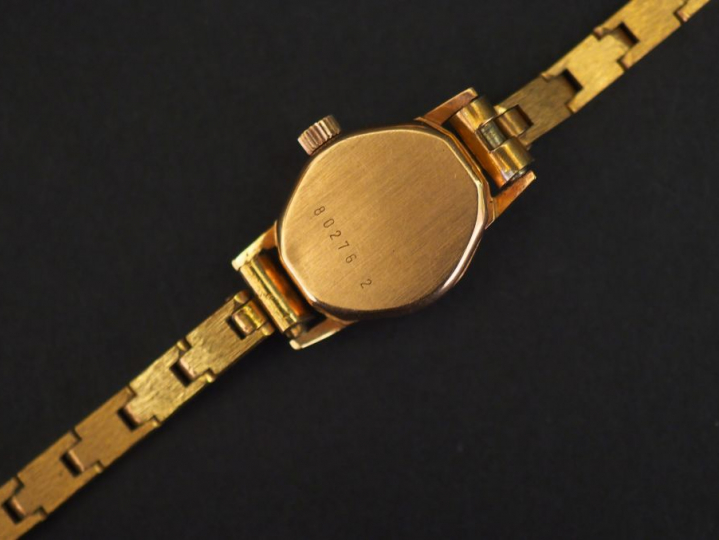 SANDOZ Montre bracelet de dame, boitier en or jaune.  Cadran rond, à i