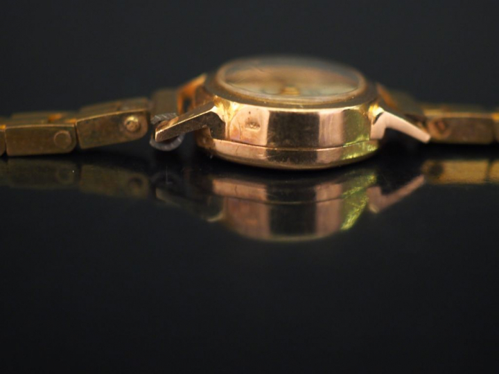 SANDOZ Montre bracelet de dame, boitier en or jaune.  Cadran rond, à i