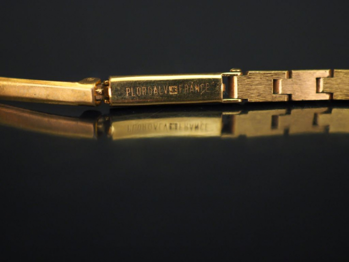 SANDOZ Montre bracelet de dame, boitier en or jaune.  Cadran rond, à i