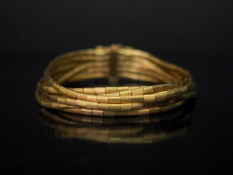 Vente aux enchères Bracelet souple neuf rangs en or jaune, composé de petits maillons rec