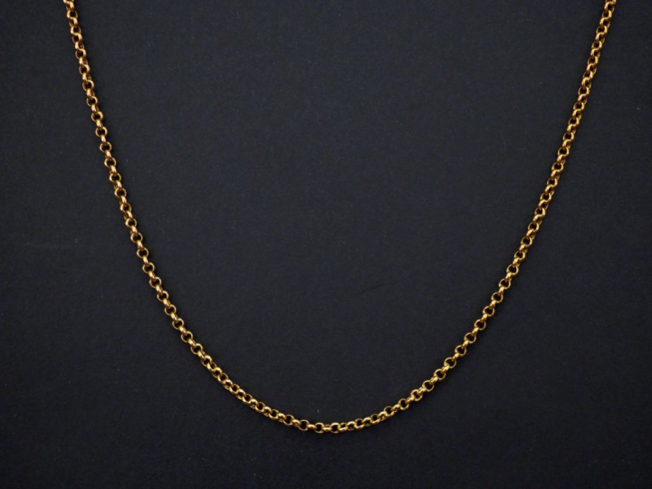 Chaine en or jaune, maille forçat. Joli fermoir, à décor de fleurs.  L