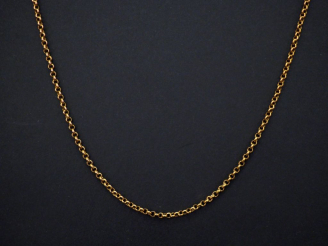 Vente aux enchères Chaine en or jaune, maille forçat. Joli fermoir, à décor de fleurs.  L