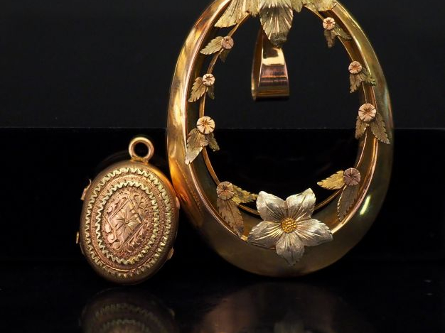 Ensemble comprenant :  - un pendentif ajouré Napoléon III en or jaune,