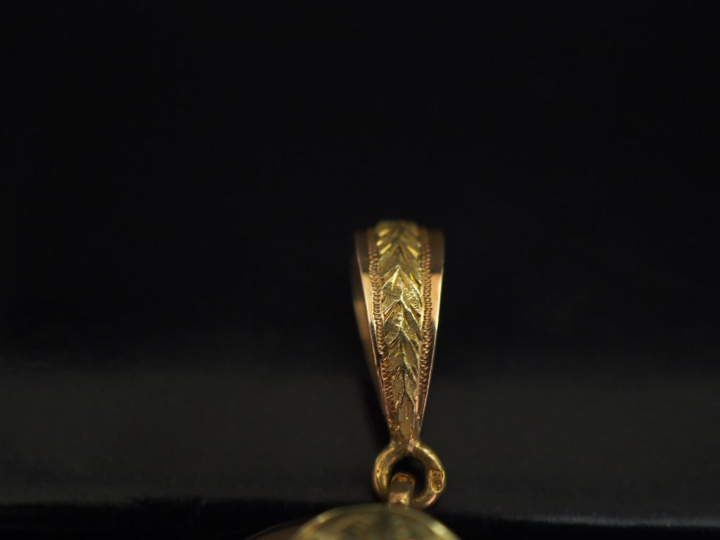 Ensemble comprenant :  - un pendentif ajouré Napoléon III en or jaune,